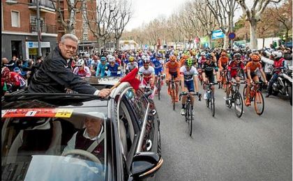 Rubén Peris, junto a los ciclistos de la Volta. Rubén Peris, junto a los ciclistos de la Volta.