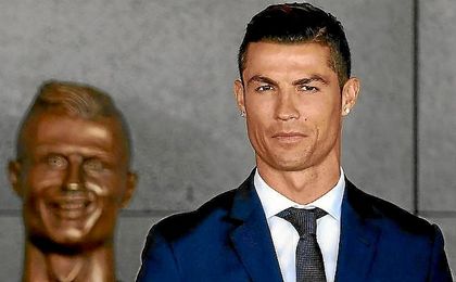 Cristiano recibe un homenaje en Madeira. Cristiano recibe un homenaje en Madeira.