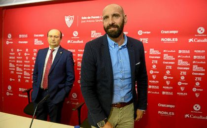Monchi, antes de comenzar la rueda de prensa. Monchi, antes de comenzar la rueda de prensa.