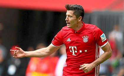 Triplete de Lewandowski ante el Augsburgo. Triplete de Lewandowski ante el Augsburgo.