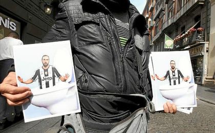 Estos días se vende papel higiénico con la cara de Higuaín en Nápoles. Estos días se vende papel higiénico con la cara de Higuaín en Nápoles.