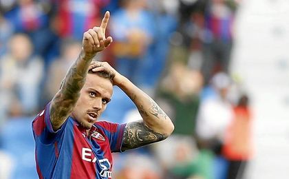 Roger Martí marcó un polémico tanto. Roger Martí marcó un polémico tanto.