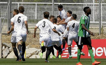 El gol de Mena permite al Sevilla seguir en la pelea. El gol de Mena permite al Sevilla seguir en la pelea.