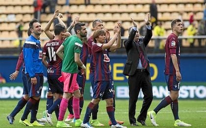 Los jugadores celebran el triunfo. Los jugadores celebran el triunfo.