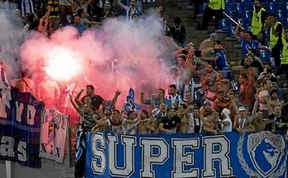Investigan a un futbolista por pegar a un rival y partir la nariz al árbitro Investigan a un futbolista por pegar a un rival y partir la nariz al árbitro
