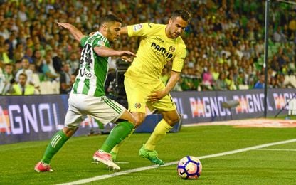 Durmisi y Mario disputan un balon. Durmisi y Mario disputan un balon.
