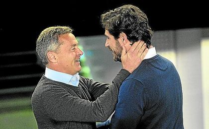 Víctor saluda a su homólogo del Villarreal, Fran Escribá. Víctor saluda a su homólogo del Villarreal, Fran Escribá.