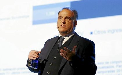 Tebas durante un acto. Tebas durante un acto.