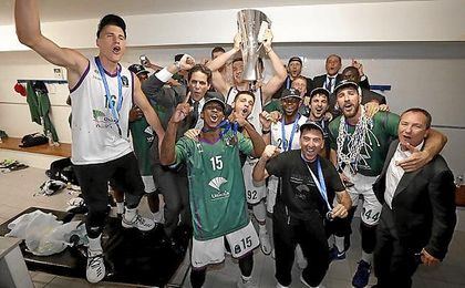 El Unicaja celebra su título. El Unicaja celebra su título.