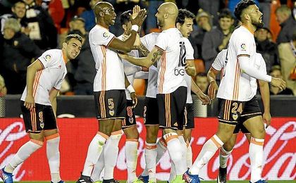 Gesto solidario de los jugadores del Valencia. Gesto solidario de los jugadores del Valencia.