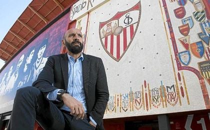 Monchi posa para ESTADIO Deportivo frente al mosaico de Preferencia. Monchi posa para ESTADIO Deportivo frente al mosaico de Preferencia.