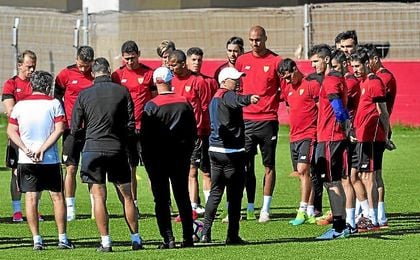 Sampaoli, en un entrenamiento con sus jugadores. Sampaoli, en un entrenamiento con sus jugadores.