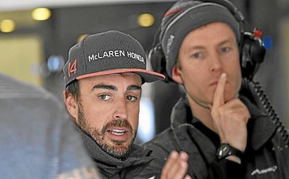 Fernando Alonso, en su ´box´ en el GP de China. Fernando Alonso, en su ´box´ en el GP de China.