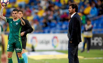 Víctor sale muy tocado de Las Palmas. Víctor sale muy tocado de Las Palmas.