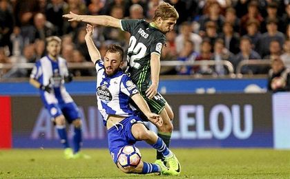 Partido de Liga entre el Deportivo y el Betis en Riazor. En la imagen, Colak y Brasanac. Partido de Liga entre el Deportivo y el Betis en Riazor. En la imagen, Colak y Brasanac.