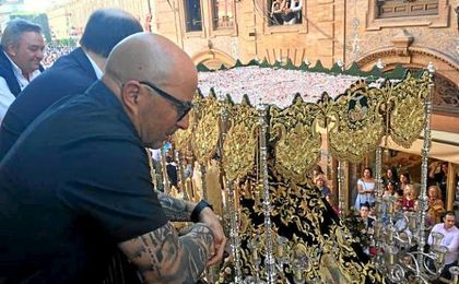 Sampaoli, ayer, junto a José Castro en la Semana Santa. Sampaoli, ayer, junto a José Castro en la Semana Santa.