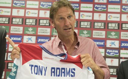 Tony Adams, en su presentación en el Granada. Tony Adams, en su presentación en el Granada.