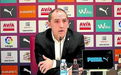 Fran Garagarza, durante una rueda de prensa en el estadio de Ipurua. Fran Garagarza, durante una rueda de prensa en el estadio de Ipurua.