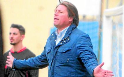 Ricardo García es el tercer entrenador del Nervión en la presente temporada. Ricardo García es el tercer entrenador del Nervión en la presente temporada.