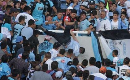 Momento en el que el hincha fue lanzado. Momento en el que el hincha fue lanzado.