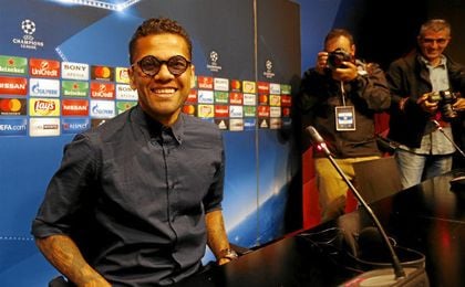Dani Alves, feliz en su regreso a España. Dani Alves, feliz en su regreso a España.