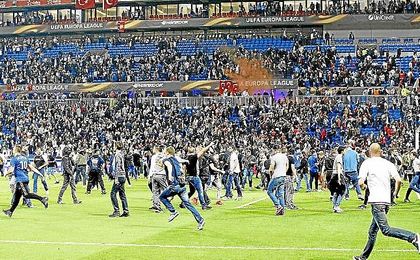 Imagen de la invasión del campo en el partido entre el Lyon y el Besiktas. Imagen de la invasión del campo en el partido entre el Lyon y el Besiktas.