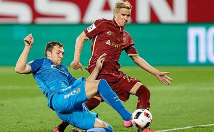 Moritz Bauer, de rojo, intenta rematar una jugada ante el Zenit. Moritz Bauer, de rojo, intenta rematar una jugada ante el Zenit.