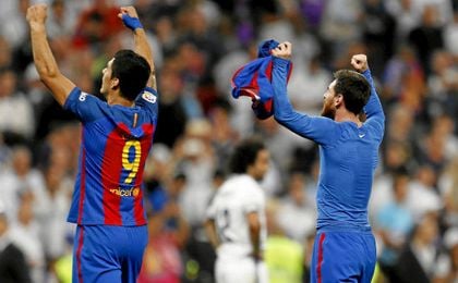 Messi y Suárez celebran la victoria en el Bernabéu. Messi y Suárez celebran la victoria en el Bernabéu.