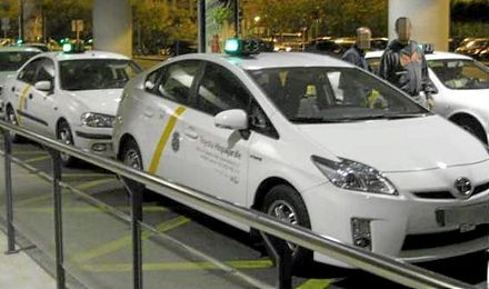 Inmovilizado un "taxi clandestino" en el aeropuerto de Sevilla Inmovilizado un "taxi clandestino" en el aeropuerto de Sevilla