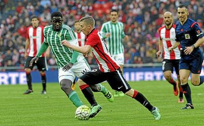 Iker Muniain se marcha de Alfred N´Diaye durante la última visita bética a San Mamés. Iker Muniain se marcha de Alfred N´Diaye durante la última visita bética a San Mamés.
