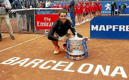 Nadal posa con su décimo trofeo de Conde de Godó. Nadal posa con su décimo trofeo de Conde de Godó.