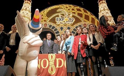 Curro fue el pasado sábado de encender la portada de la Feria de Abril. Curro fue el pasado sábado de encender la portada de la Feria de Abril.