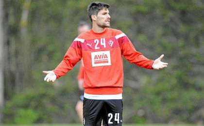 Adrián se reencontrará con su padre en Málaga. Adrián se reencontrará con su padre en Málaga.
