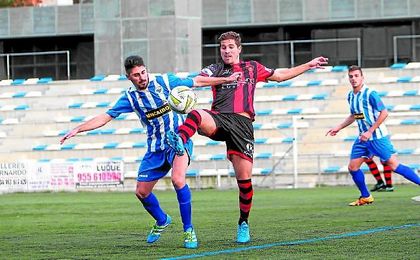 En la imagen, el blanquiazul Toni en un lance ante un rival del Salerm Puente Genil. En la imagen, el blanquiazul Toni en un lance ante un rival del Salerm Puente Genil.