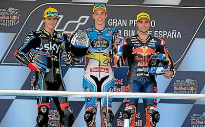 Alex Márquez, en el centro, junto a Bagnaia (segundo) y Oliveira (tercero). Alex Márquez, en el centro, junto a Bagnaia (segundo) y Oliveira (tercero).