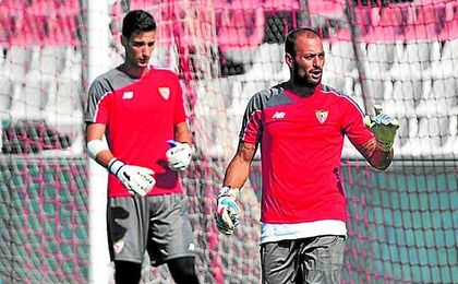 Beto y Sergio Rico, en un entrenamiento con el Sevilla. Beto y Sergio Rico, en un entrenamiento con el Sevilla.
