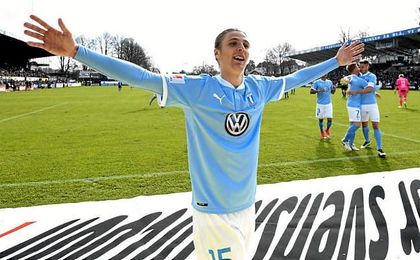 Cibicki celebra un gol con la camiseta del Malmö. Cibicki celebra un gol con la camiseta del Malmö.