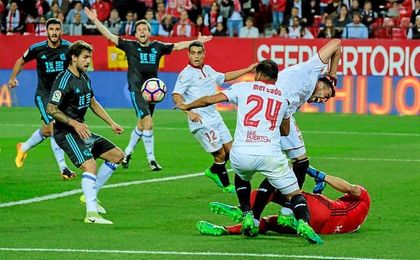 Imagen del partido entre el Sevilla y la Real Sociedad. Imagen del partido entre el Sevilla y la Real Sociedad.