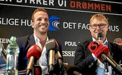 Steinlein, junto a Van der Vaart en la presentación del holandés. Steinlein, junto a Van der Vaart en la presentación del holandés.