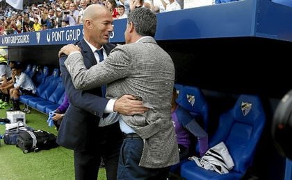 Zidane saluda a Míchel antes del encuentro en La Rosaleda. Zidane saluda a Míchel antes del encuentro en La Rosaleda.
