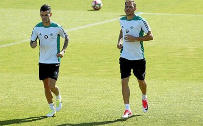 El Betis se va el jueves de vacaciones. El Betis se va el jueves de vacaciones.