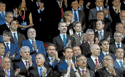 Imagen de Felipe VI en el palco del Vicente Calderón. Imagen de Felipe VI en el palco del Vicente Calderón.