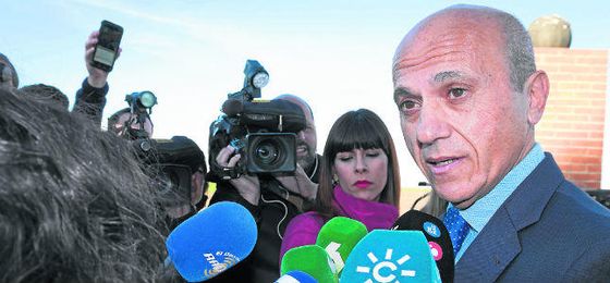 El expresidente del Sevilla Fútbol Club, José María del Nido, atendiendo a la prensa tras su salida de prisión. El expresidente del Sevilla Fútbol Club, José María del Nido, atendiendo a la prensa tras su salida de prisión.