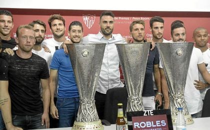 Iborra, junto a sus compañeros. Iborra, junto a sus compañeros.