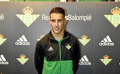 Tello, en la presentación de las nuevas equipaciones del Betis. Tello, en la presentación de las nuevas equipaciones del Betis.