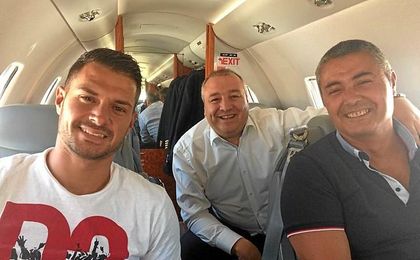 El ya exsevillista, con el presidente de Las Palmas. El ya exsevillista, con el presidente de Las Palmas.