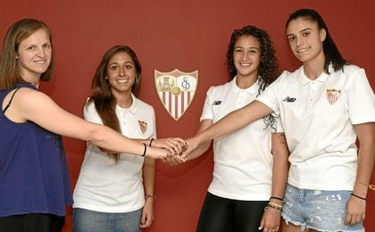 Oliva Polvillo, Rocío Delgado y Marta Carrasco, junto a Amparo Gutiérrez. Oliva Polvillo, Rocío Delgado y Marta Carrasco, junto a Amparo Gutiérrez.