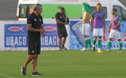 Quique Setién, antes del inicio del encuentro en La Línea. Quique Setién, antes del inicio del encuentro en La Línea.