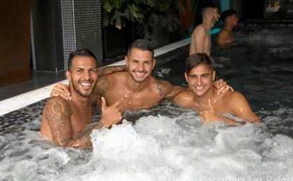 Vitolo, mientras tanto, disfruta en Gran Canaria junto a sus nuevos compañeros de equipo. Vitolo, mientras tanto, disfruta en Gran Canaria junto a sus nuevos compañeros de equipo.