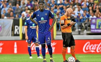 Mbodji, en el partido de la Supercopa belga entre el Anderlecht y el Zulte Waregem. Mbodji, en el partido de la Supercopa belga entre el Anderlecht y el Zulte Waregem.